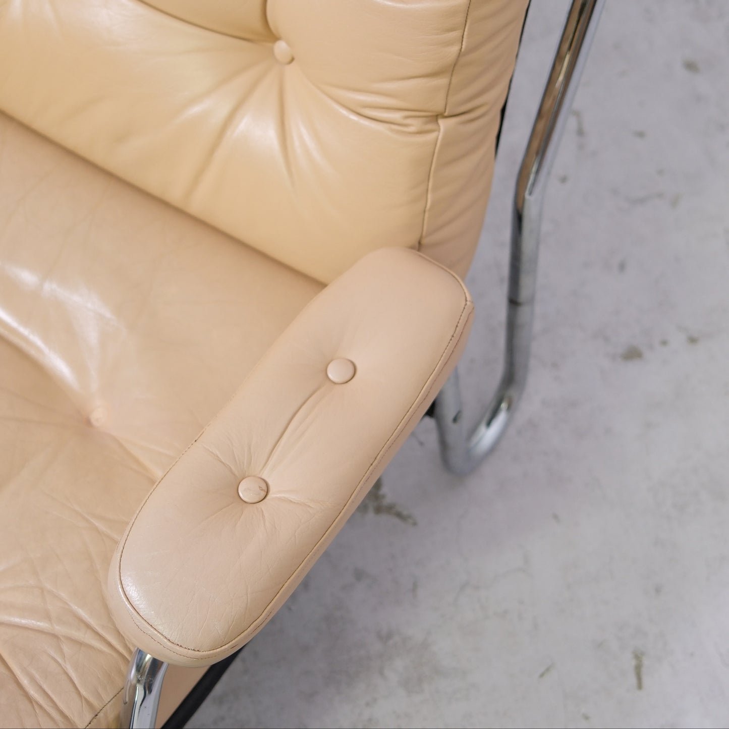 Tanskalainen vintage-nojatuoli, beige nahka