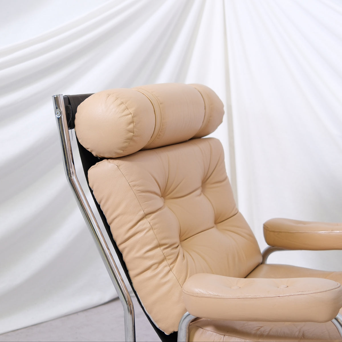 Tanskalainen vintage-nojatuoli, beige nahka