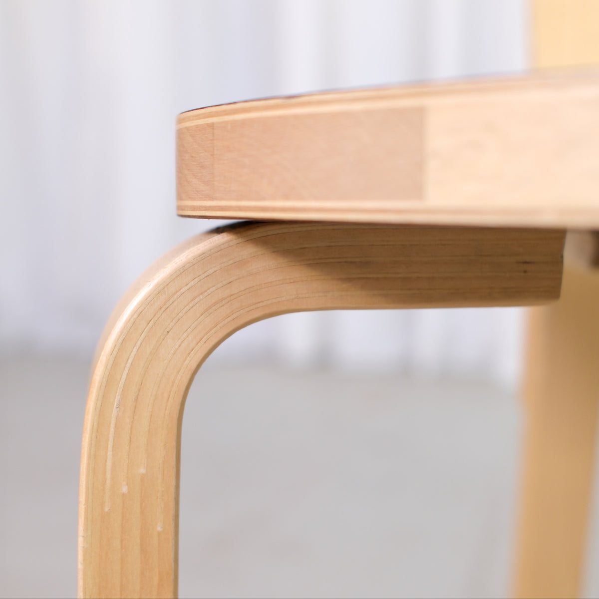 Alvar Aalto 69 -tuoli, valmistaja Artek, sininen laminaatti