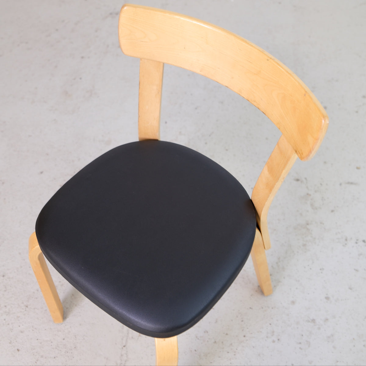 Alvar Aalto 69 -tuoli, valmistaja Artek, musta verhoilu