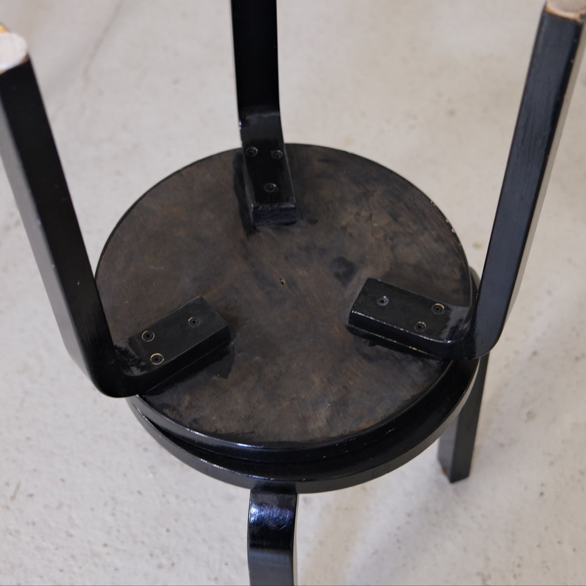 Artek jakkara 60, musta – Alvar Aalto