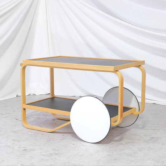 Alvar Aalto 901 -teetarjoiluvaunu, musta linoleumi