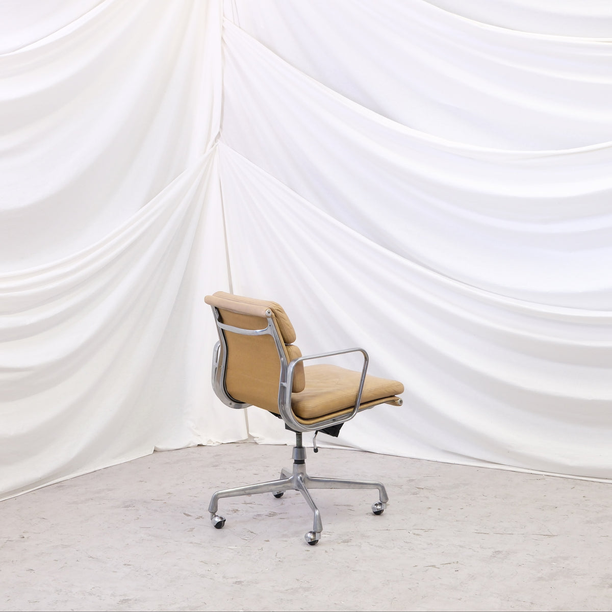 Charles & Ray Eames Soft Pad -tuoli, beige nahka