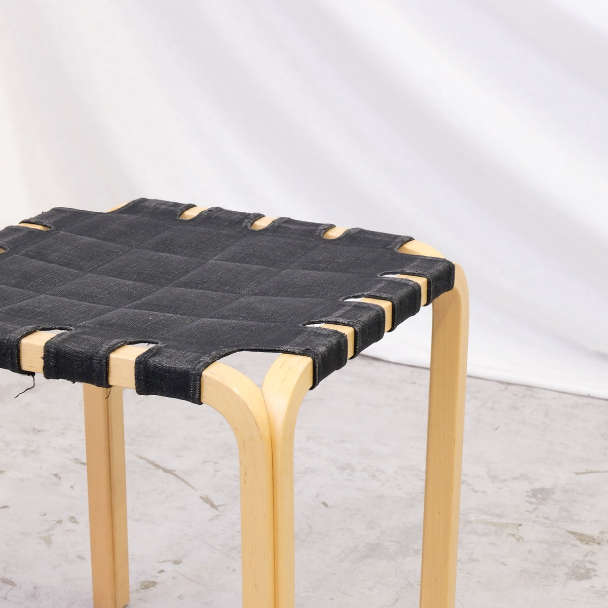 Alvar Aalto Y61 -jakkara, valmistaja Artek
