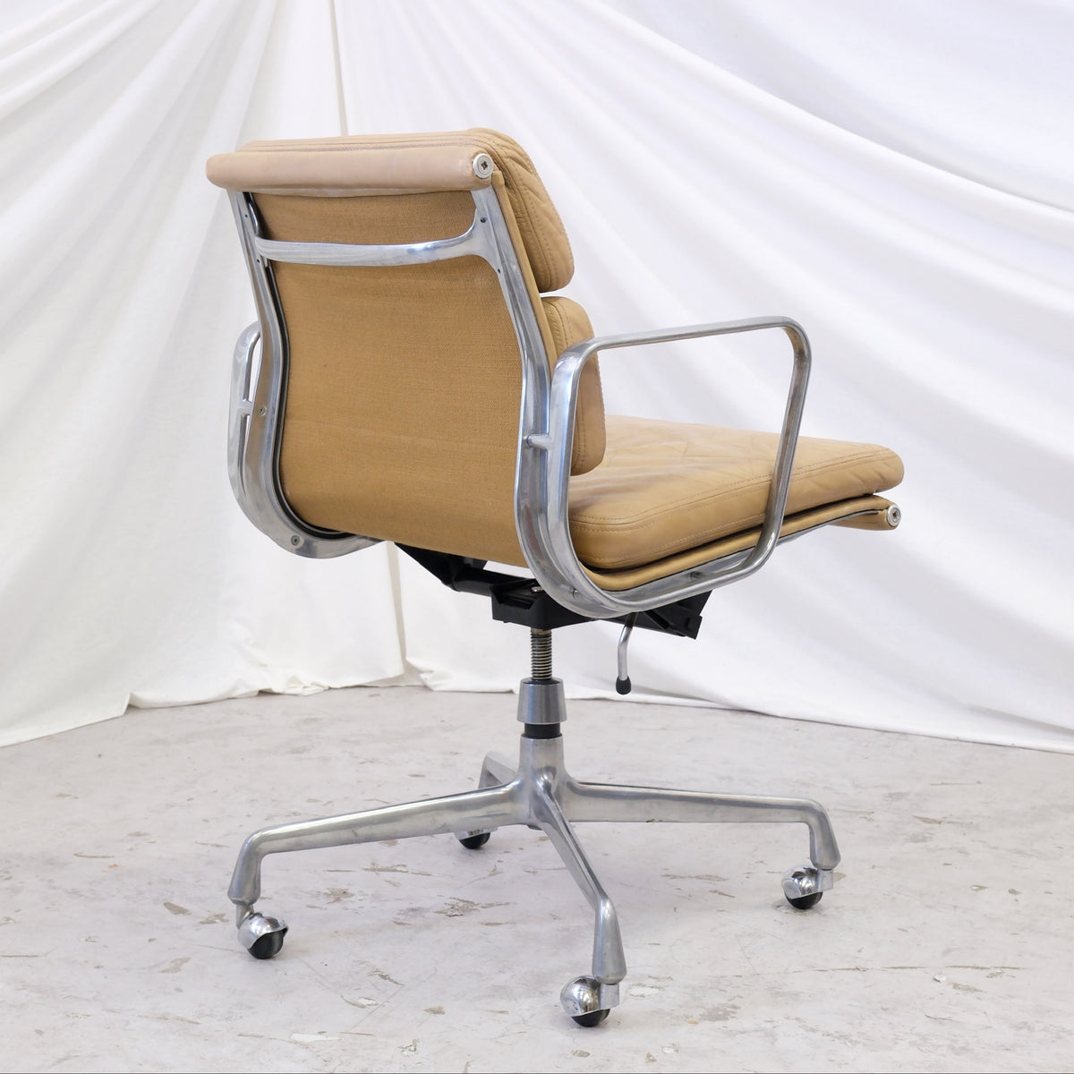 Charles & Ray Eames Soft Pad -tuoli, beige nahka