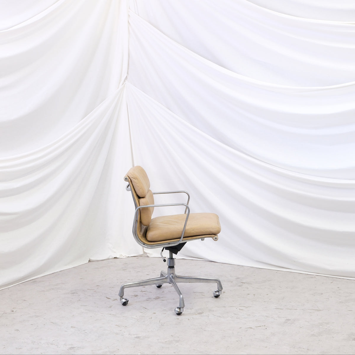 Charles & Ray Eames Soft Pad -tuoli, beige nahka