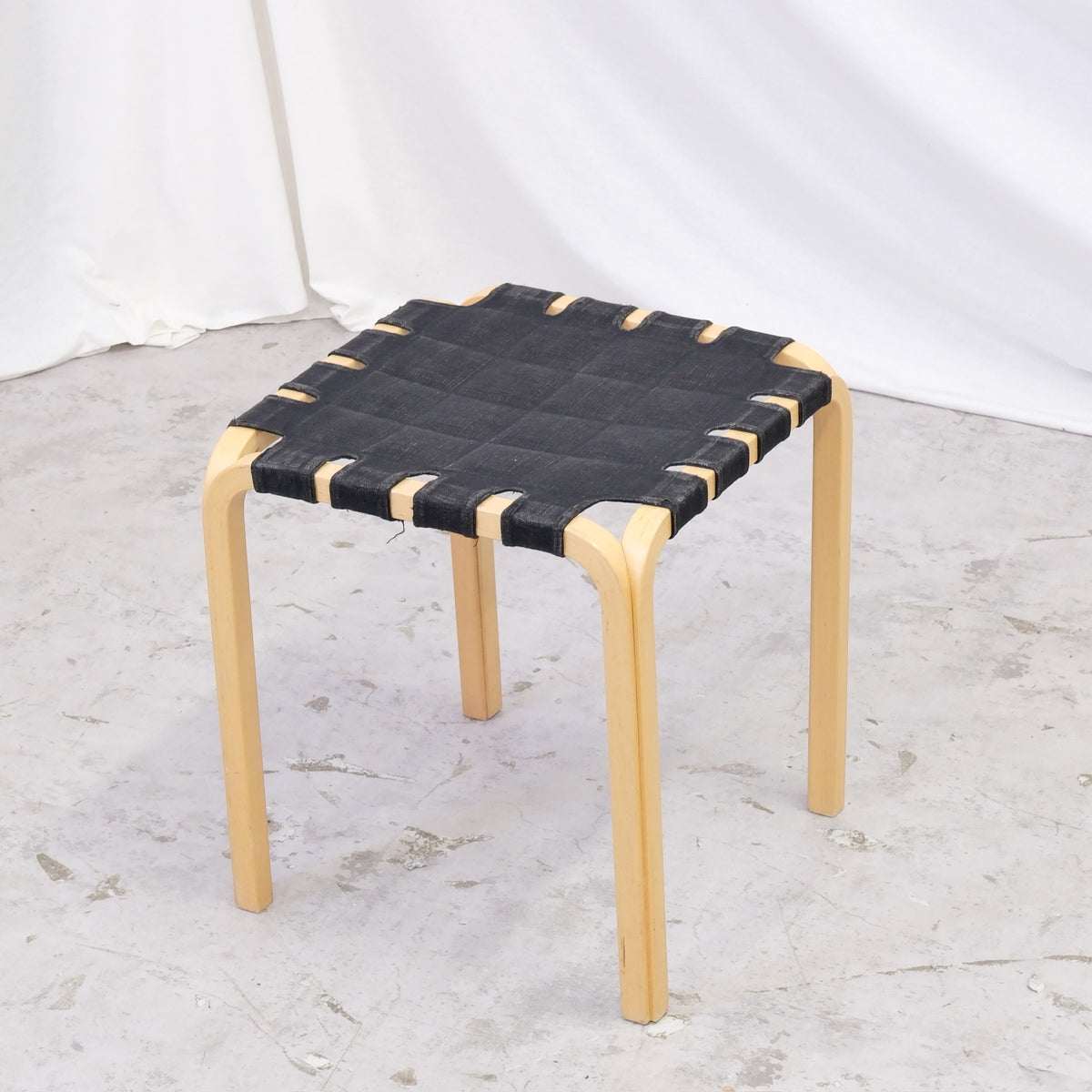 Alvar Aalto Y61 -jakkara, valmistaja Artek