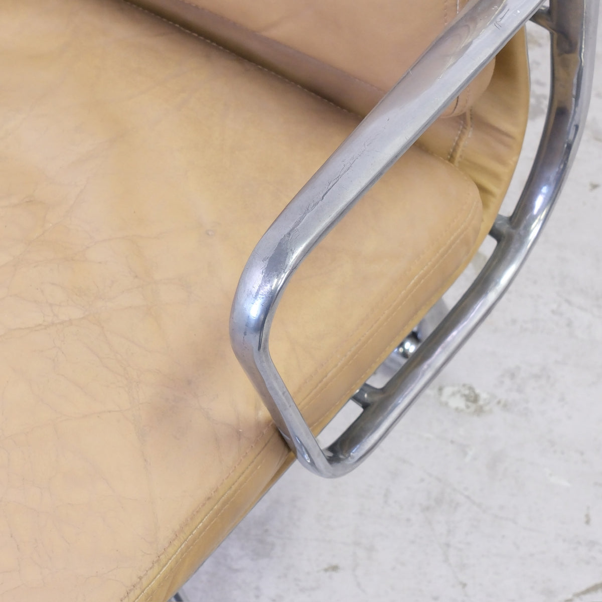 Charles & Ray Eames Soft Pad -tuoli, beige nahka