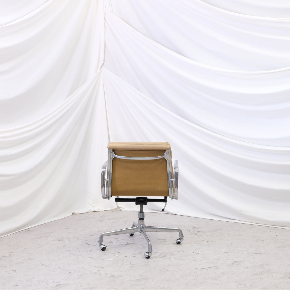 Charles & Ray Eames Soft Pad -tuoli, beige nahka