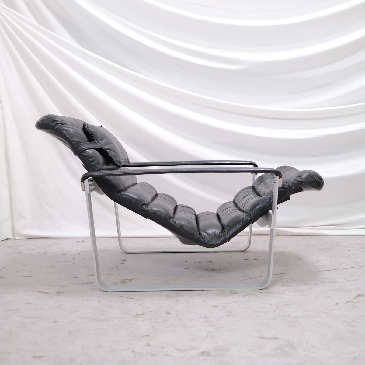 Ilmari Lappalainen Pulkka -nojatuoli ja rahi, musta nahka, valmistaja Asko, 1970-luku