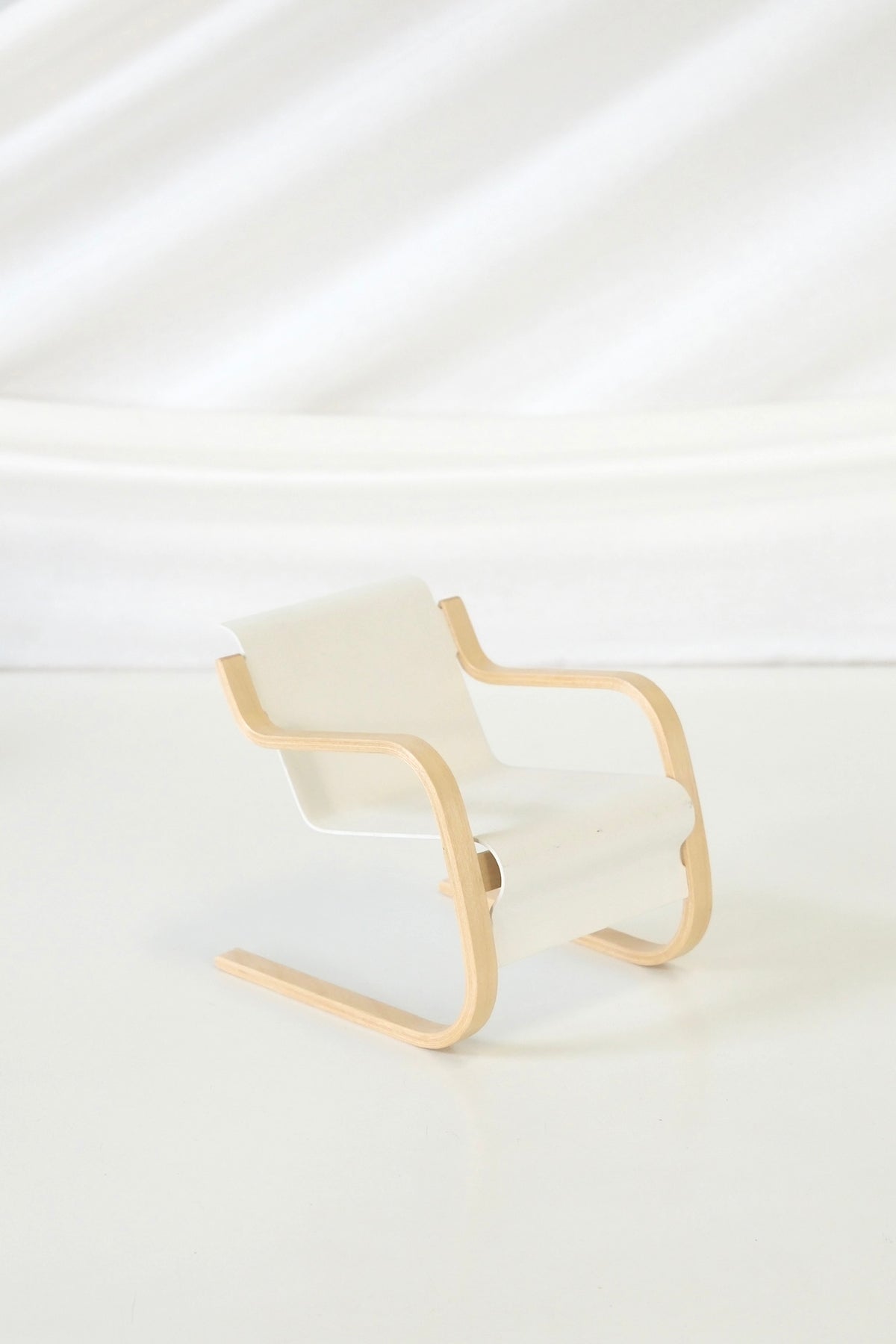 Artek – Alvar Aalto 100-vuotisjuhlaminiatyyri, Paimio-tuoli, valkoinen (1:5)
