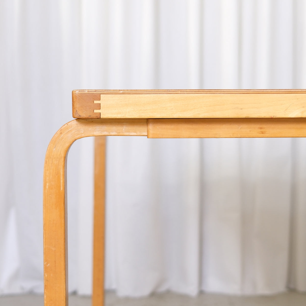 Artek sormiliitoksinen ruokapöytä – Alvar Aalto, 1950-luku