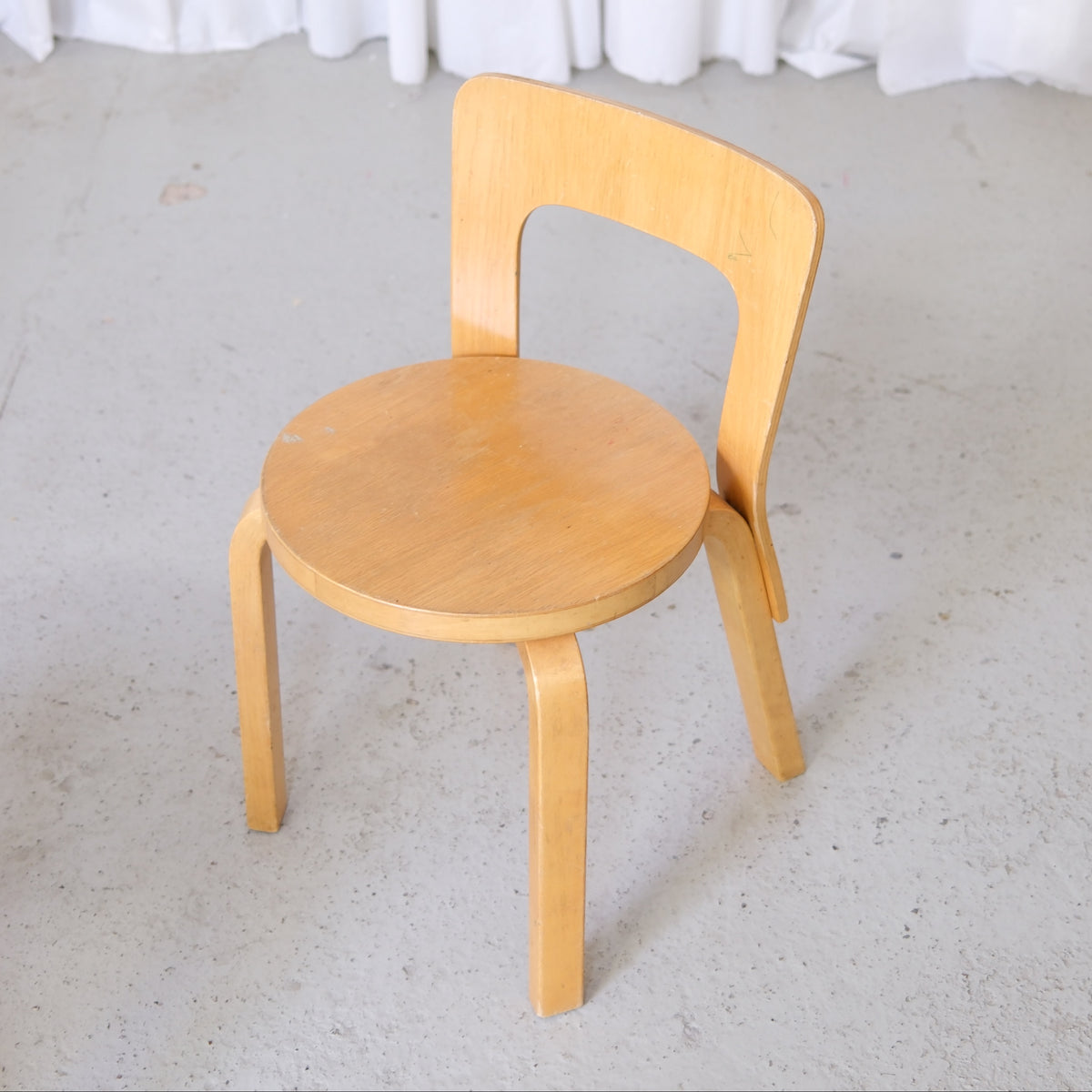 Alvar Aalto N65 -koivutuoli, valmistaja Artek