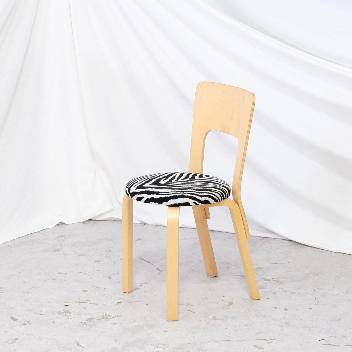 Alvar Aalto 66 -tuoli, valmistaja Artek, Zebra-verhoilu