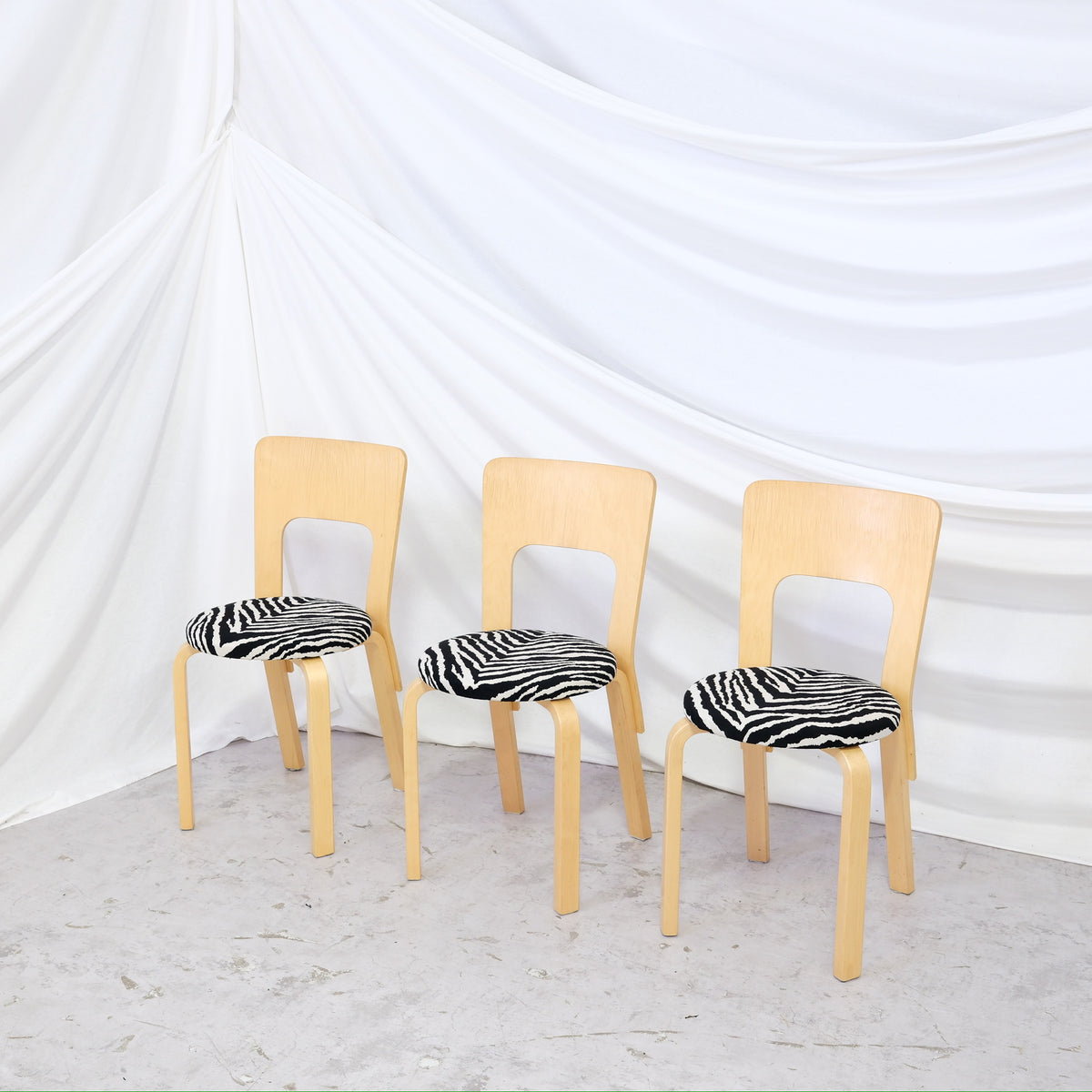Alvar Aalto 66 -tuoli, valmistaja Artek, Zebra-verhoilu