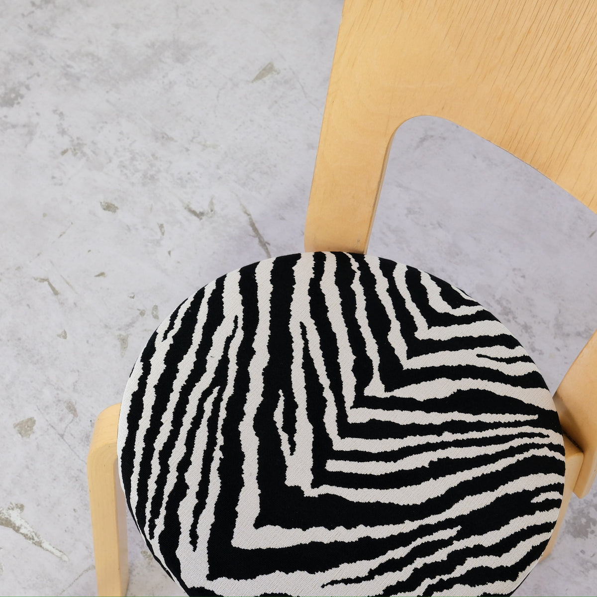 Alvar Aalto 66 -tuoli, valmistaja Artek, Zebra-verhoilu