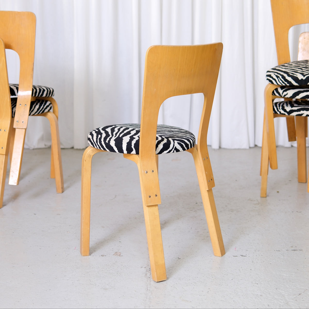 Alvar Aalto 66 -tuoli, valmistaja Artek, Zebra-verhoilu