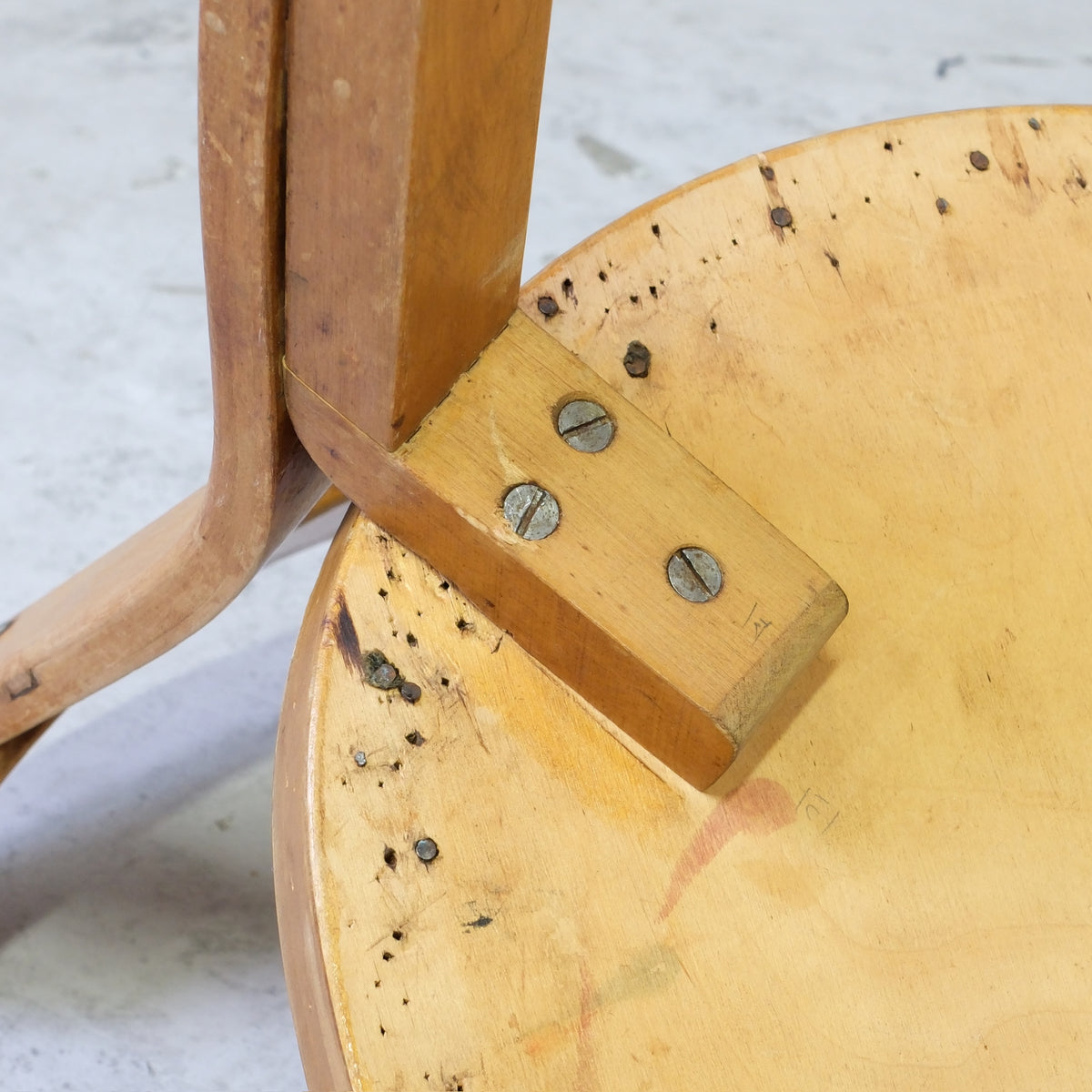 Alvar Aalto 69 War Leg -tuolit, valmistaja Artek