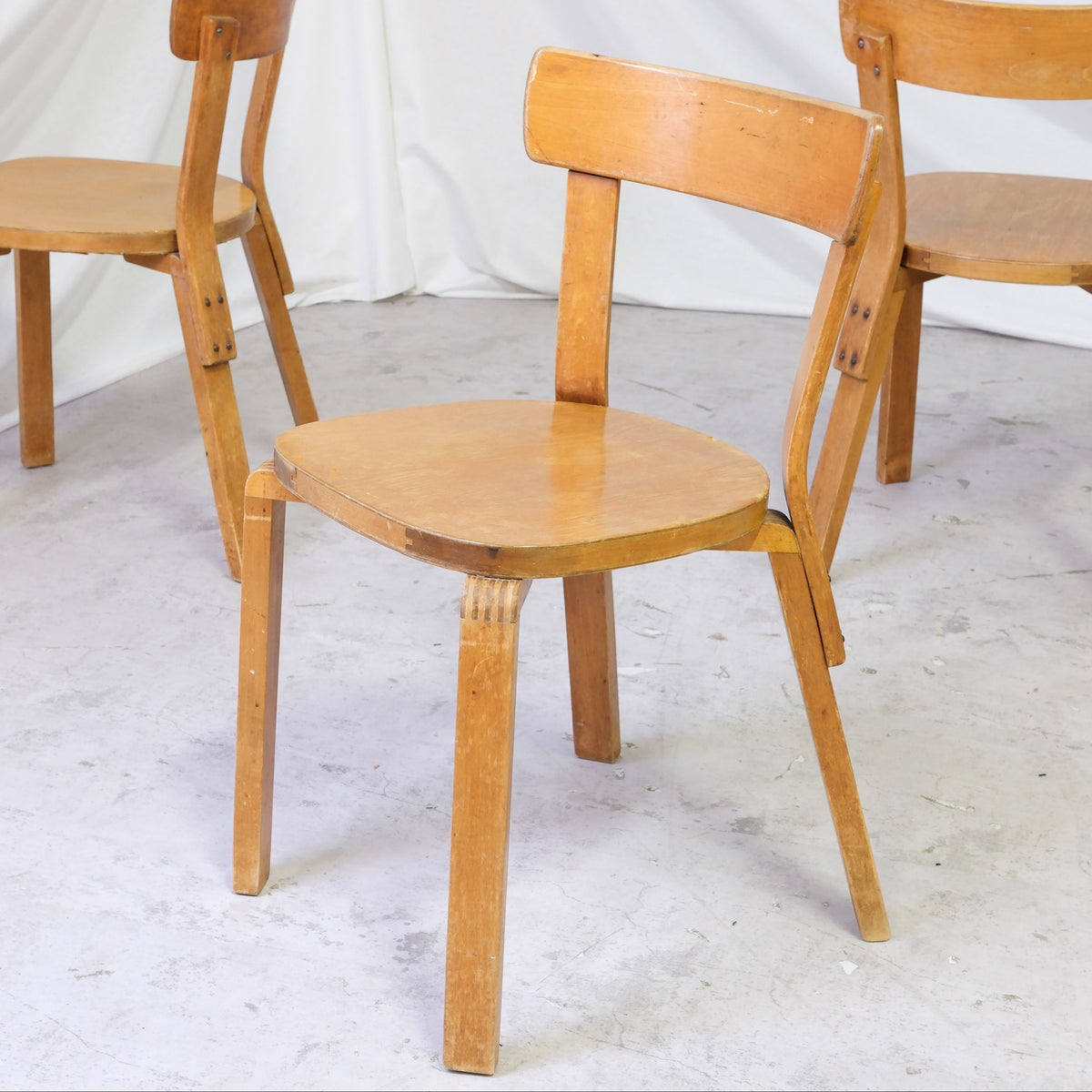 Alvar Aalto 69 War Leg -tuolit, valmistaja Artek