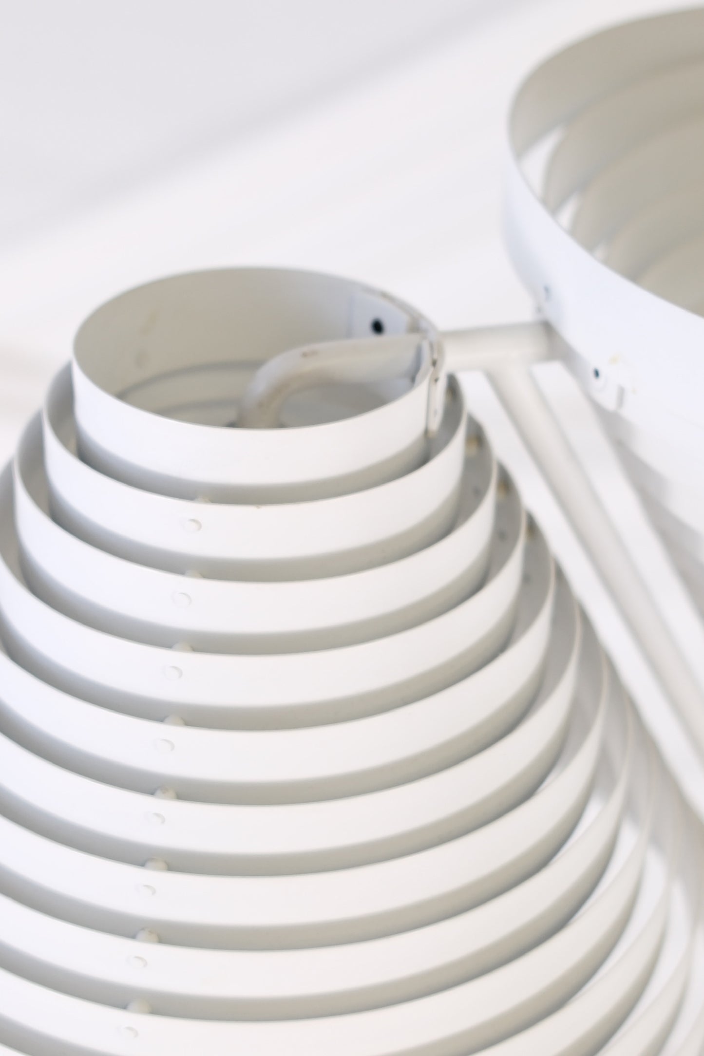 Artek A810 lattiavalaisin – Alvar Aalto, valmistaja Valaisinpaja