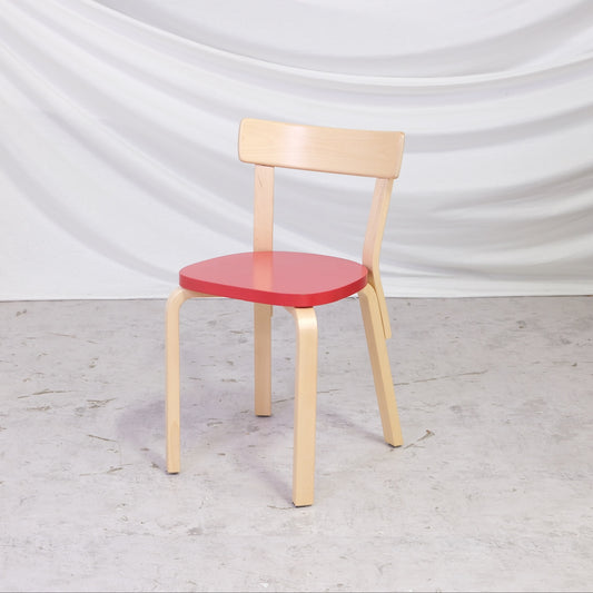 Artek tuoli 69, koivu ja punainen istuin, 2021