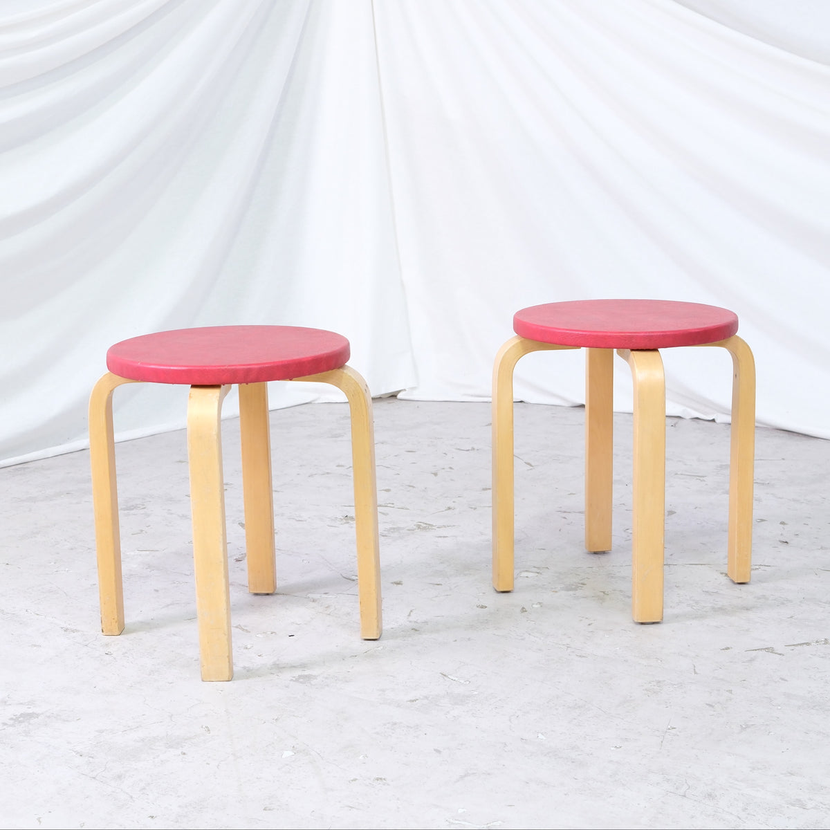 Alvar Aalto E60 -jakkara, valmistaja Artek, punainen verhoilu