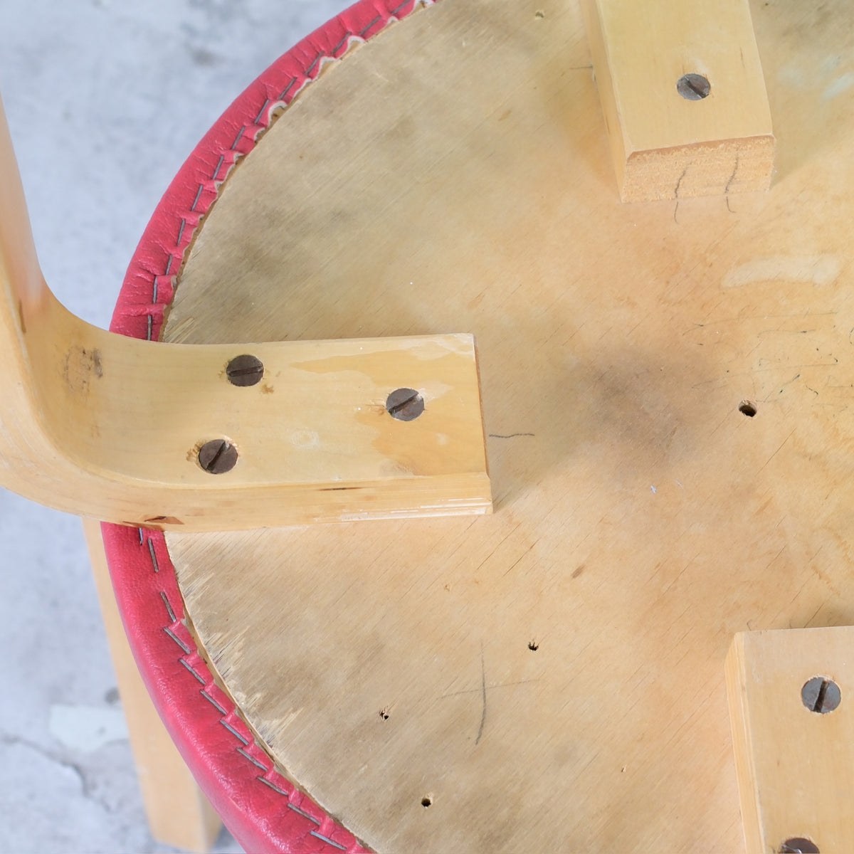 Alvar Aalto E60 -jakkara, valmistaja Artek, punainen verhoilu