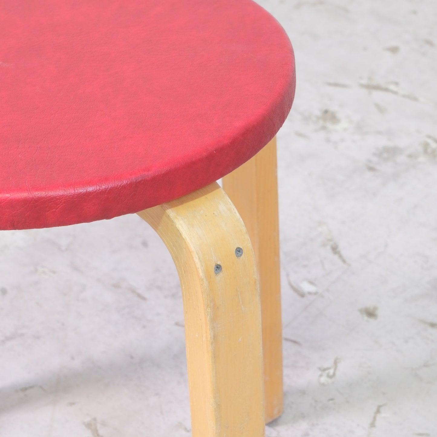 Alvar Aalto E60 -jakkara, valmistaja Artek, punainen verhoilu