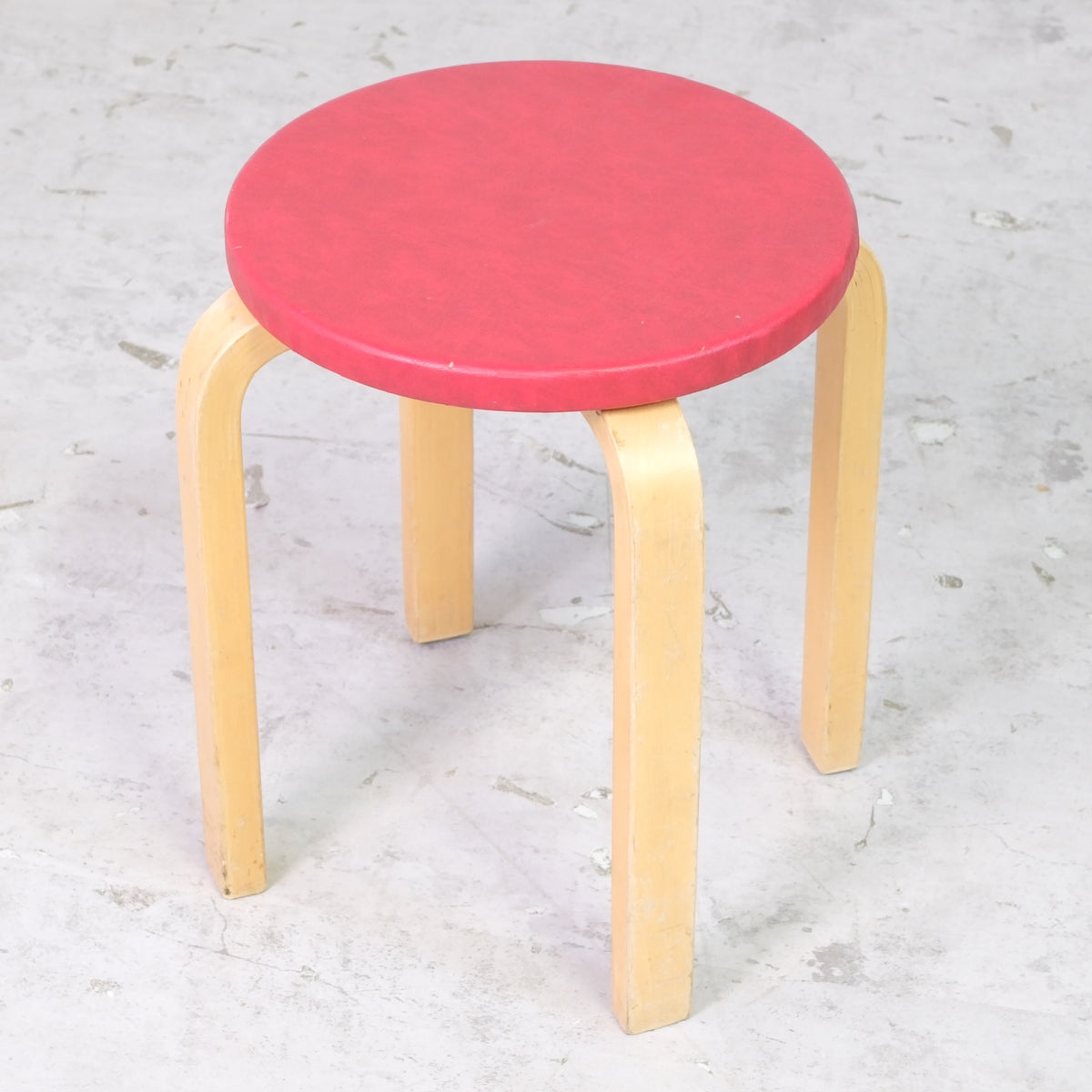 Alvar Aalto E60 -jakkara, valmistaja Artek, punainen verhoilu