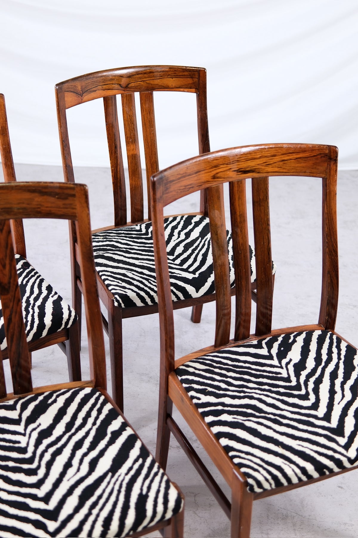 Vintage-palisanteriset ruokapöydän tuolit, Zebra-verhoilu