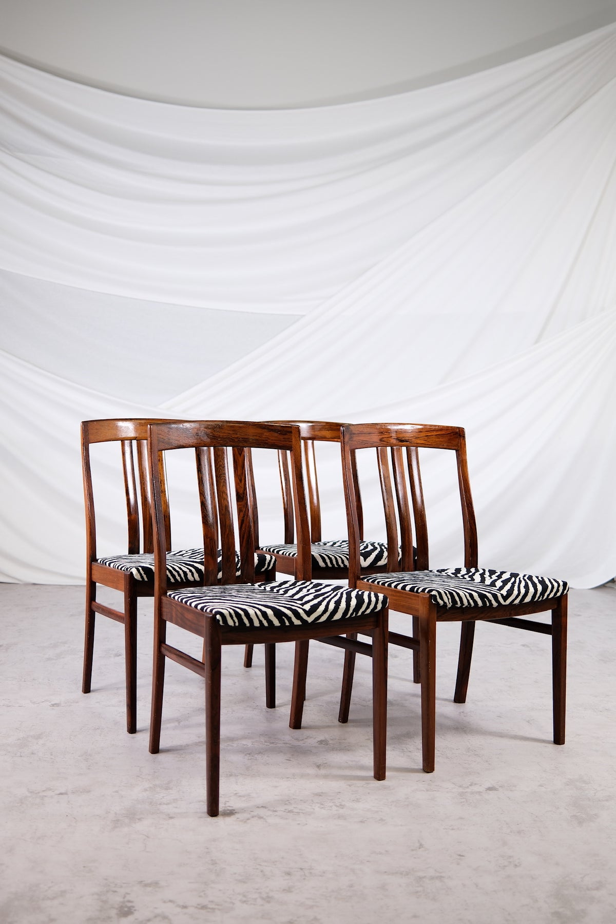 Vintage-palisanteriset ruokapöydän tuolit, Zebra-verhoilu