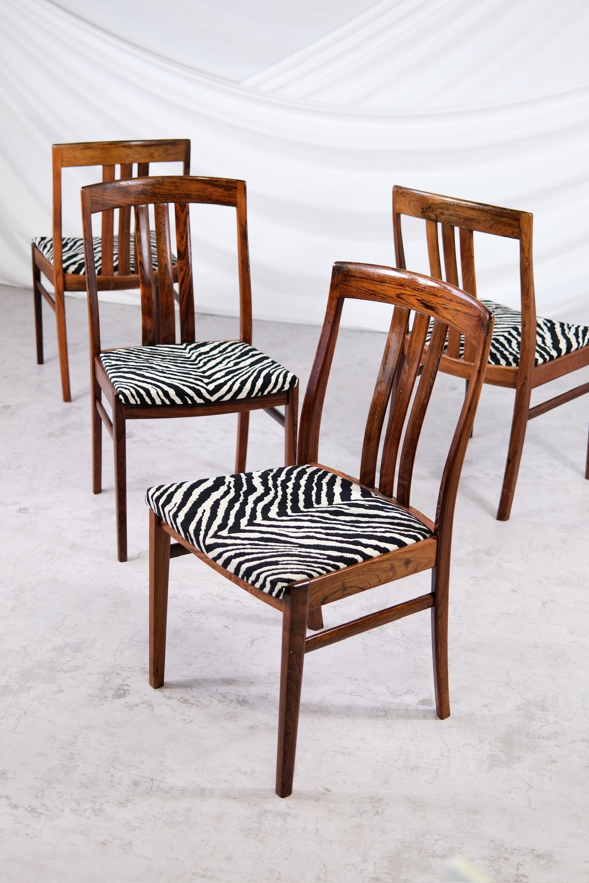 Vintage-palisanteriset ruokapöydän tuolit, Zebra-verhoilu