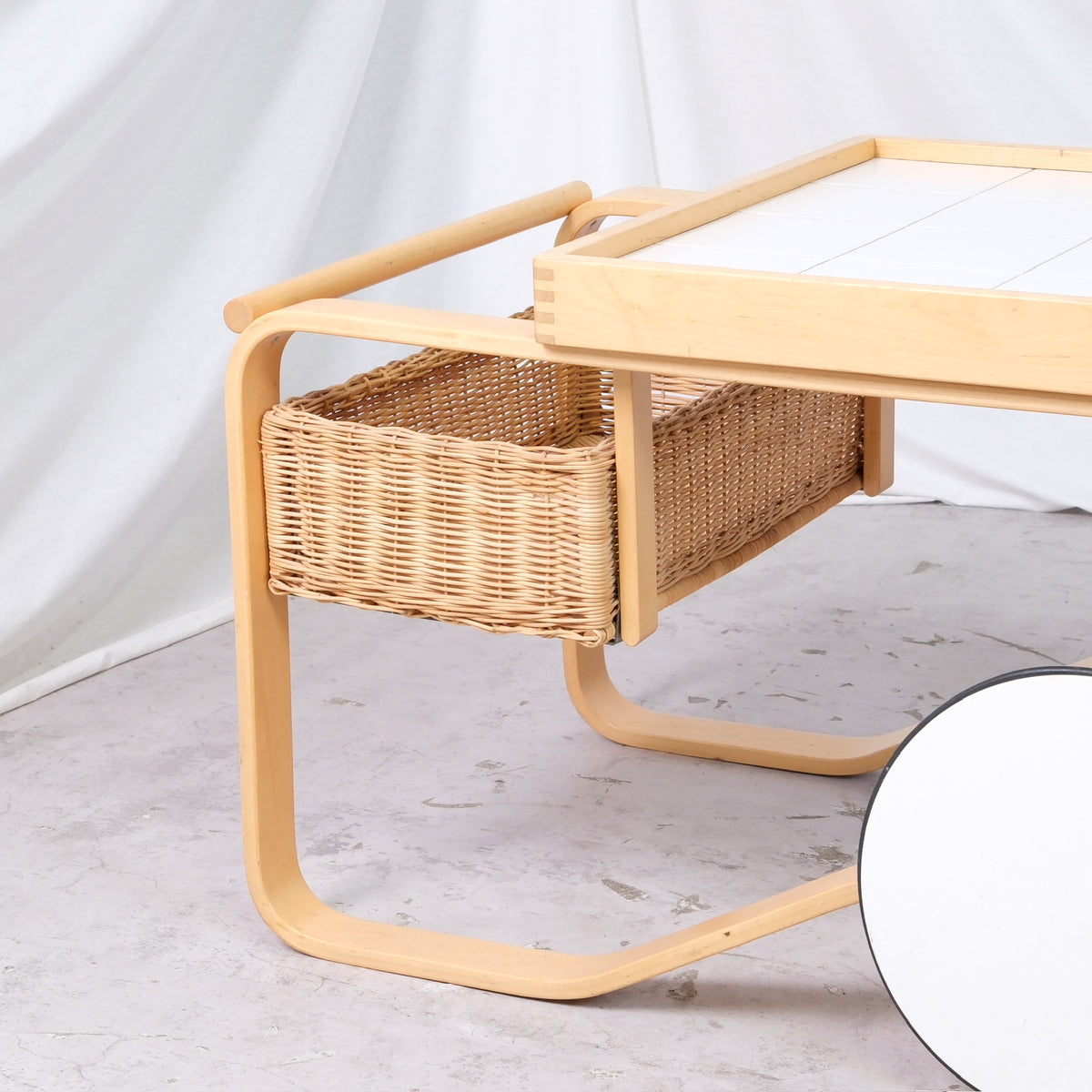 Artek 900 -teetarjoiluvaunu, valkoiset laatat