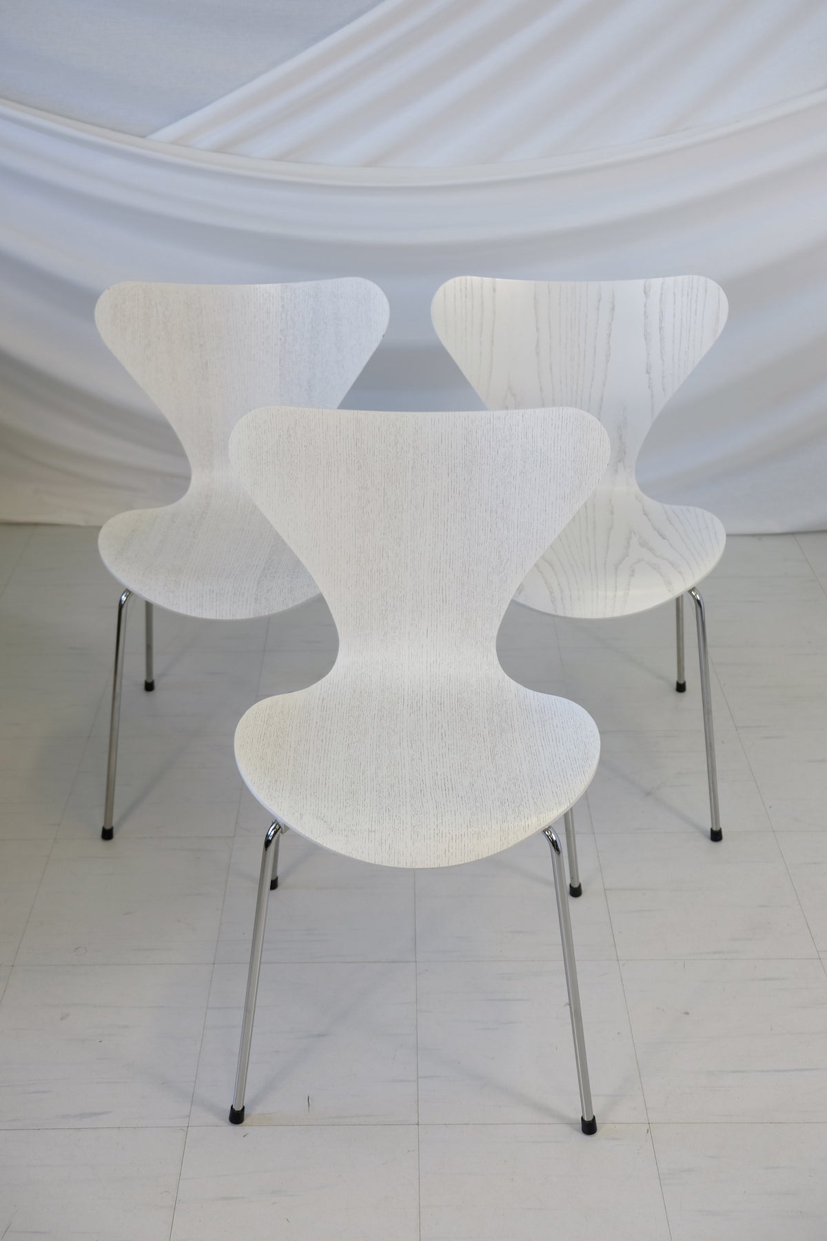 Arne Jacobsen malli 3107 Seven -tuolit, valmistaja Fritz Hansen, 3 kpl