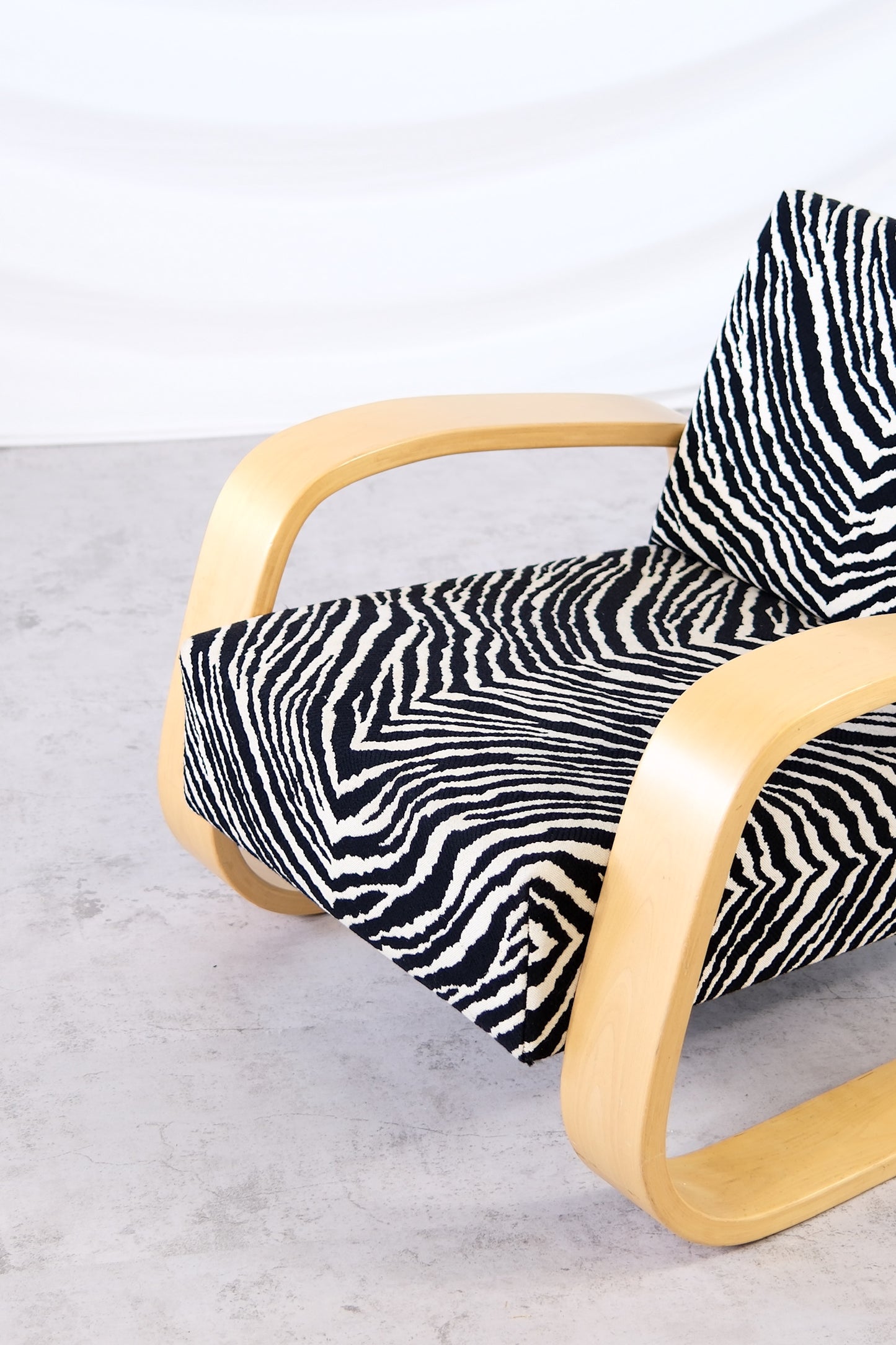 Alvar Aalto 400 Tankki -tuoli, valmistaja Artek