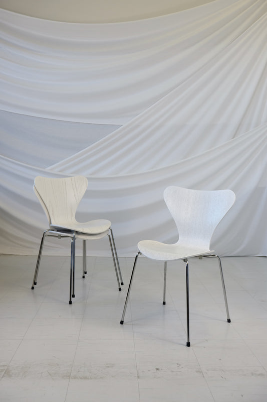 Arne Jacobsen malli 3107 Seven -tuolit, valmistaja Fritz Hansen, 3 kpl