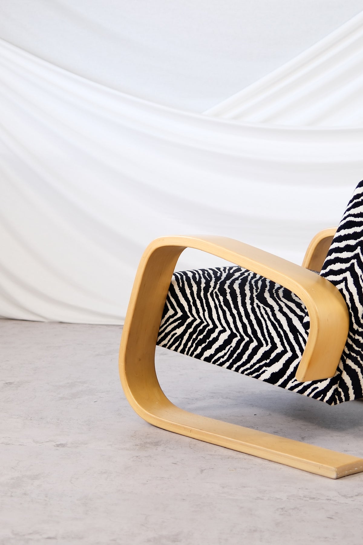 Alvar Aalto 400 Tankki -tuoli, valmistaja Artek