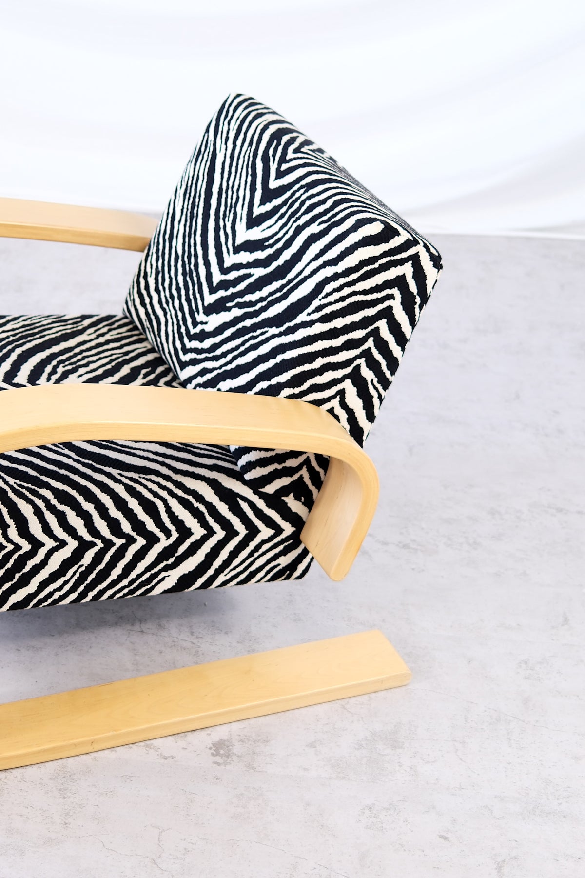 Alvar Aalto 400 Tankki -tuoli, valmistaja Artek