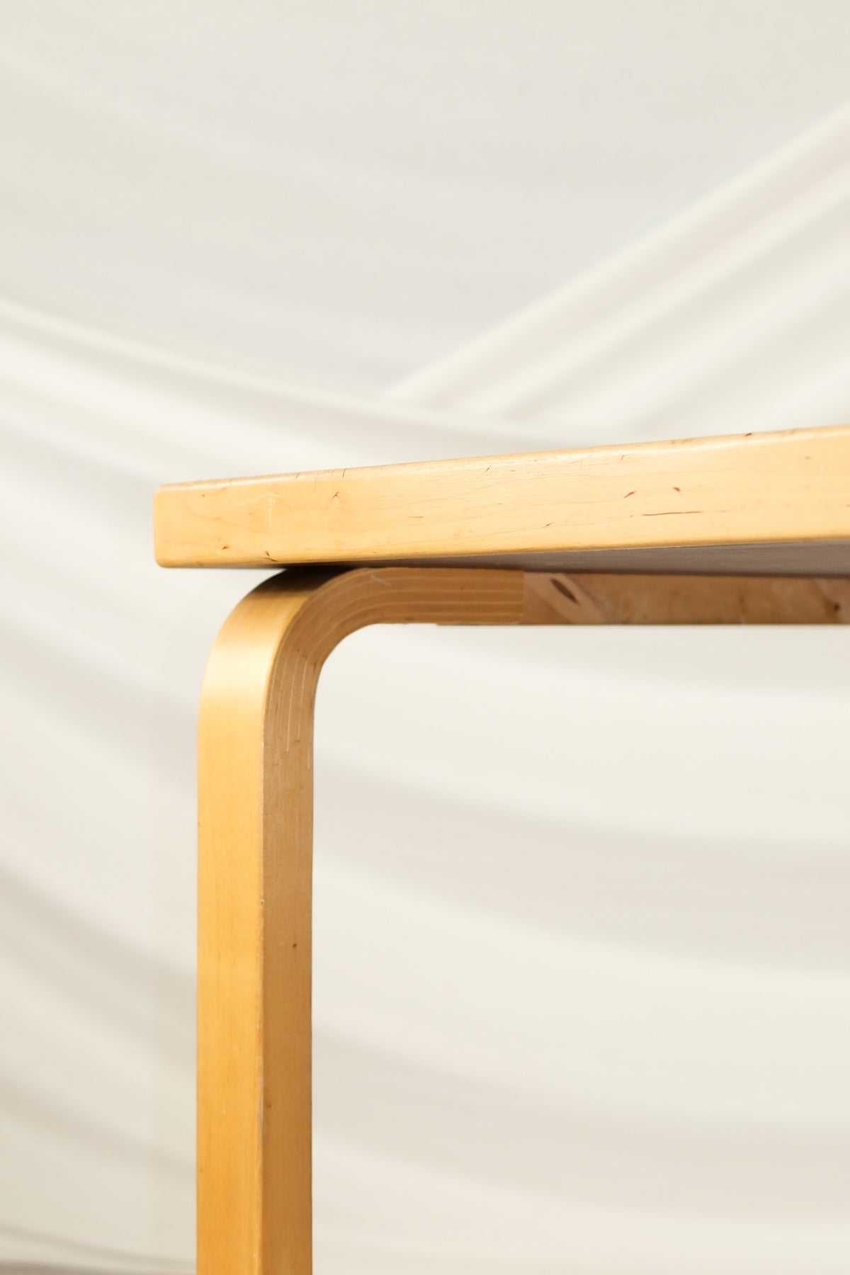 Artek 80B -pöytä, keltainen laminaatti
