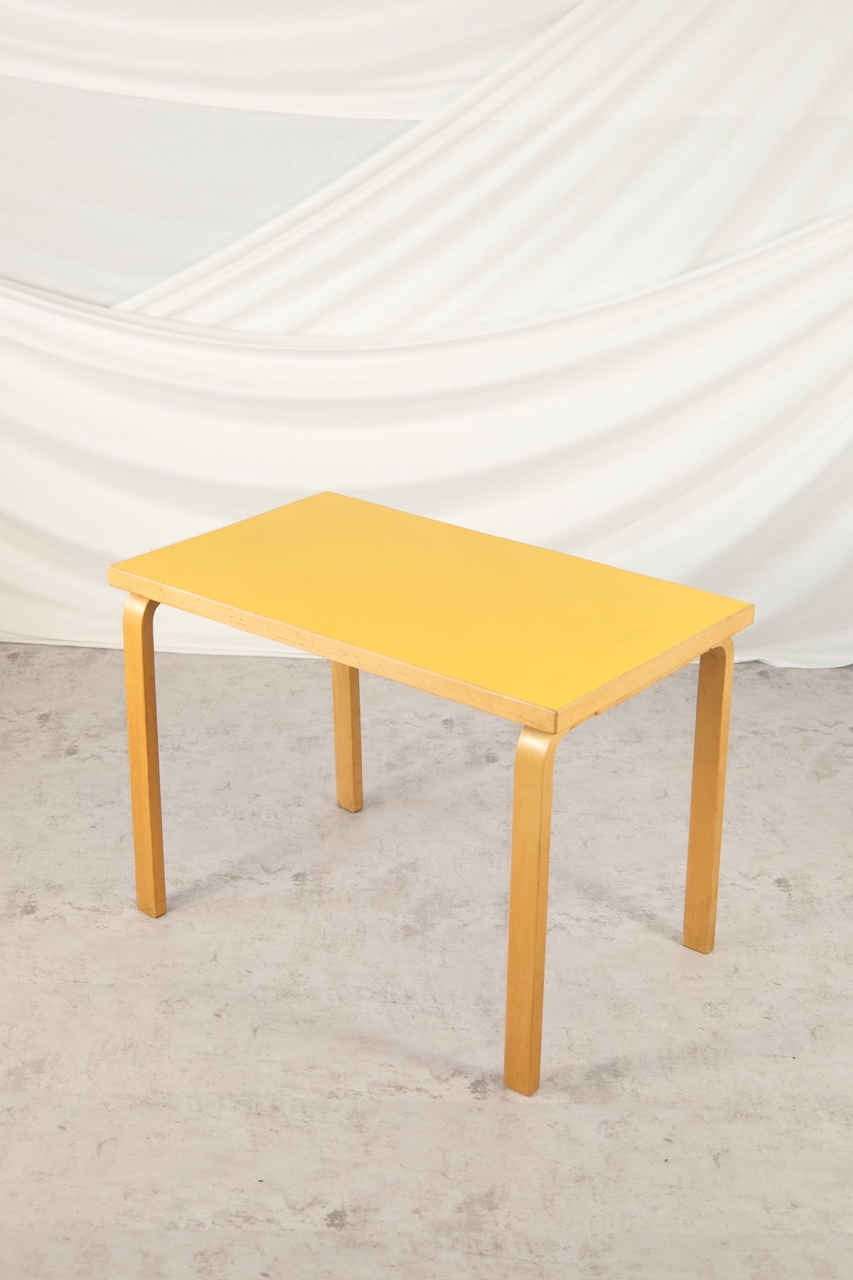 Artek 80B -pöytä, keltainen laminaatti