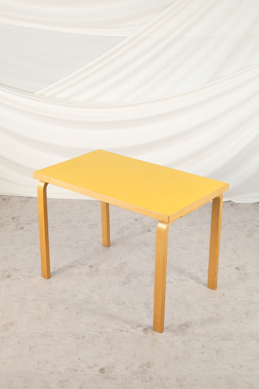 Artek 80B -pöytä, keltainen laminaatti