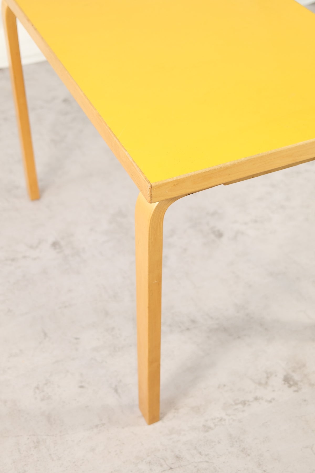 Artek 80B -pöytä, keltainen laminaatti