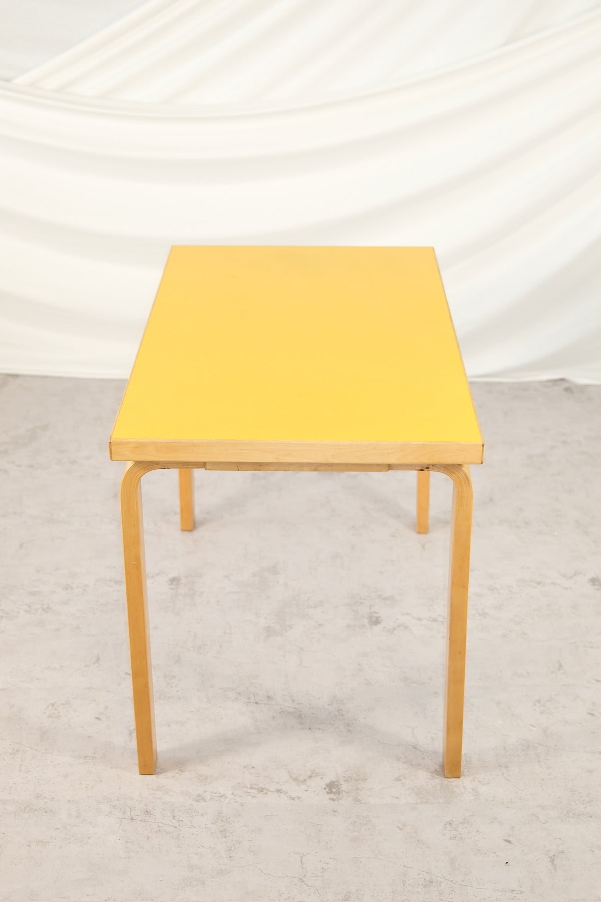 Artek 80B -pöytä, keltainen laminaatti