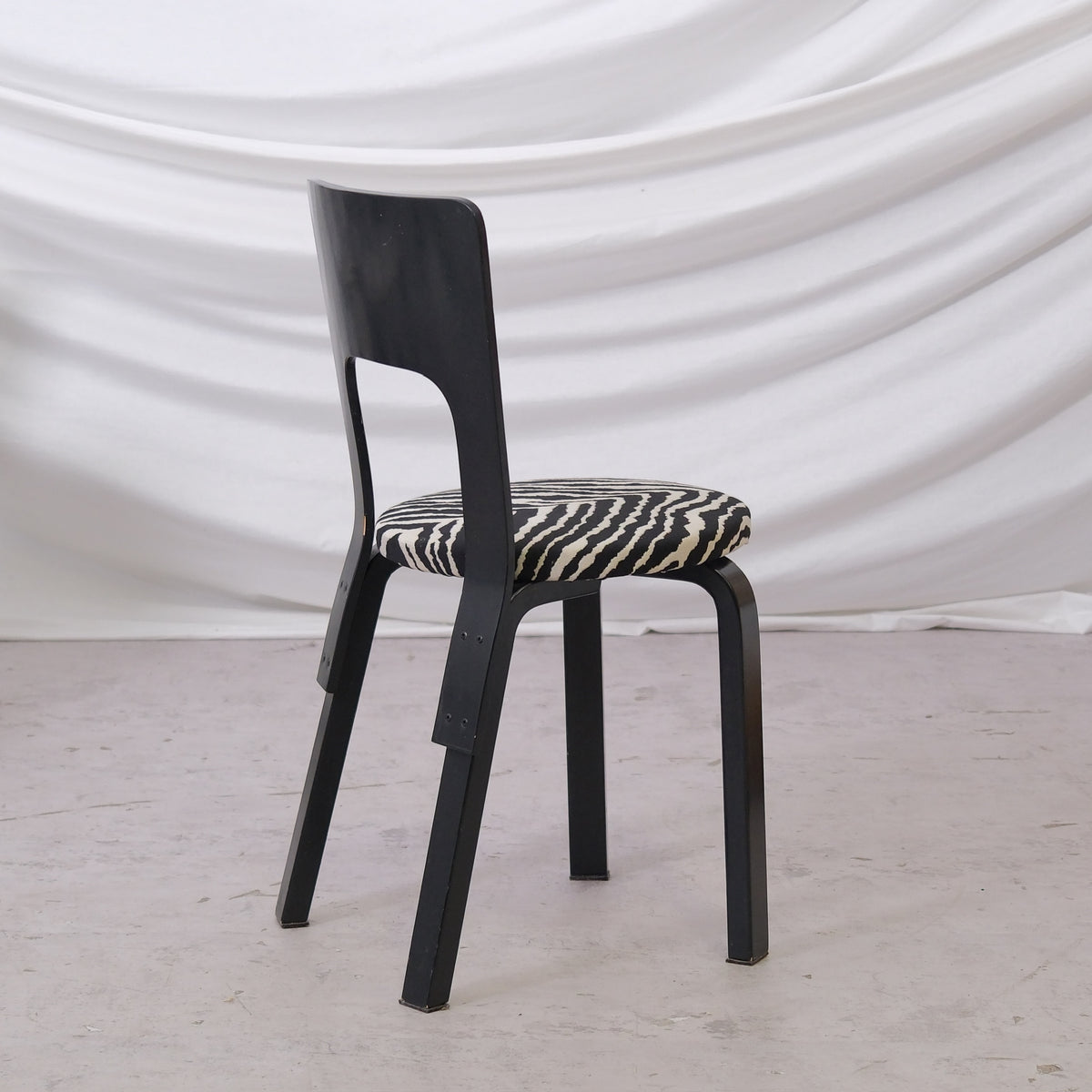 Alvar Aalto 66 -tuolit, musta, Zebra-verhoilu, 6 kpl