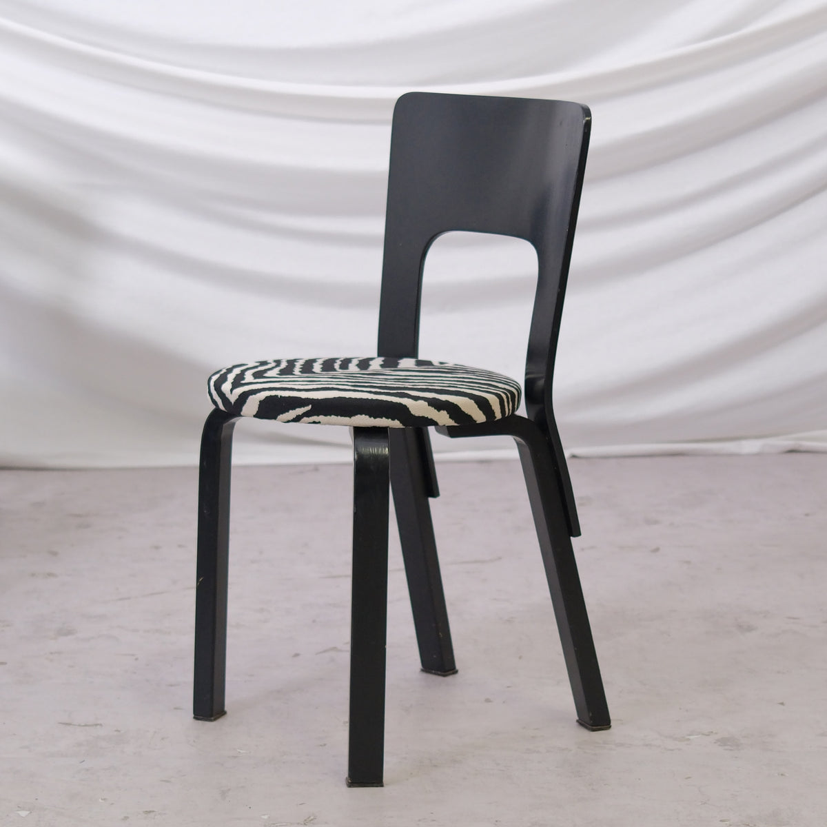 Alvar Aalto 66 -tuolit, musta, Zebra-verhoilu, 6 kpl