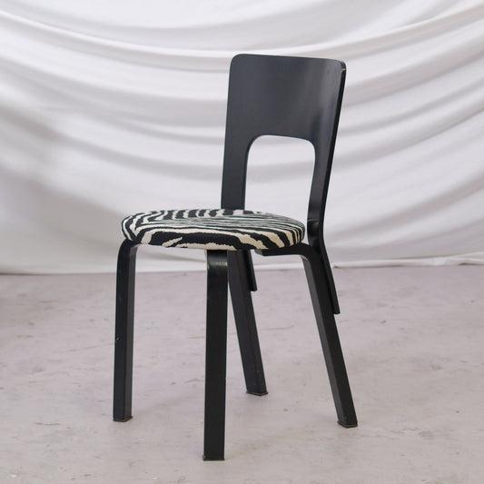 Alvar Aalto 66 -tuolit, musta, Zebra-verhoilu, 6 kpl