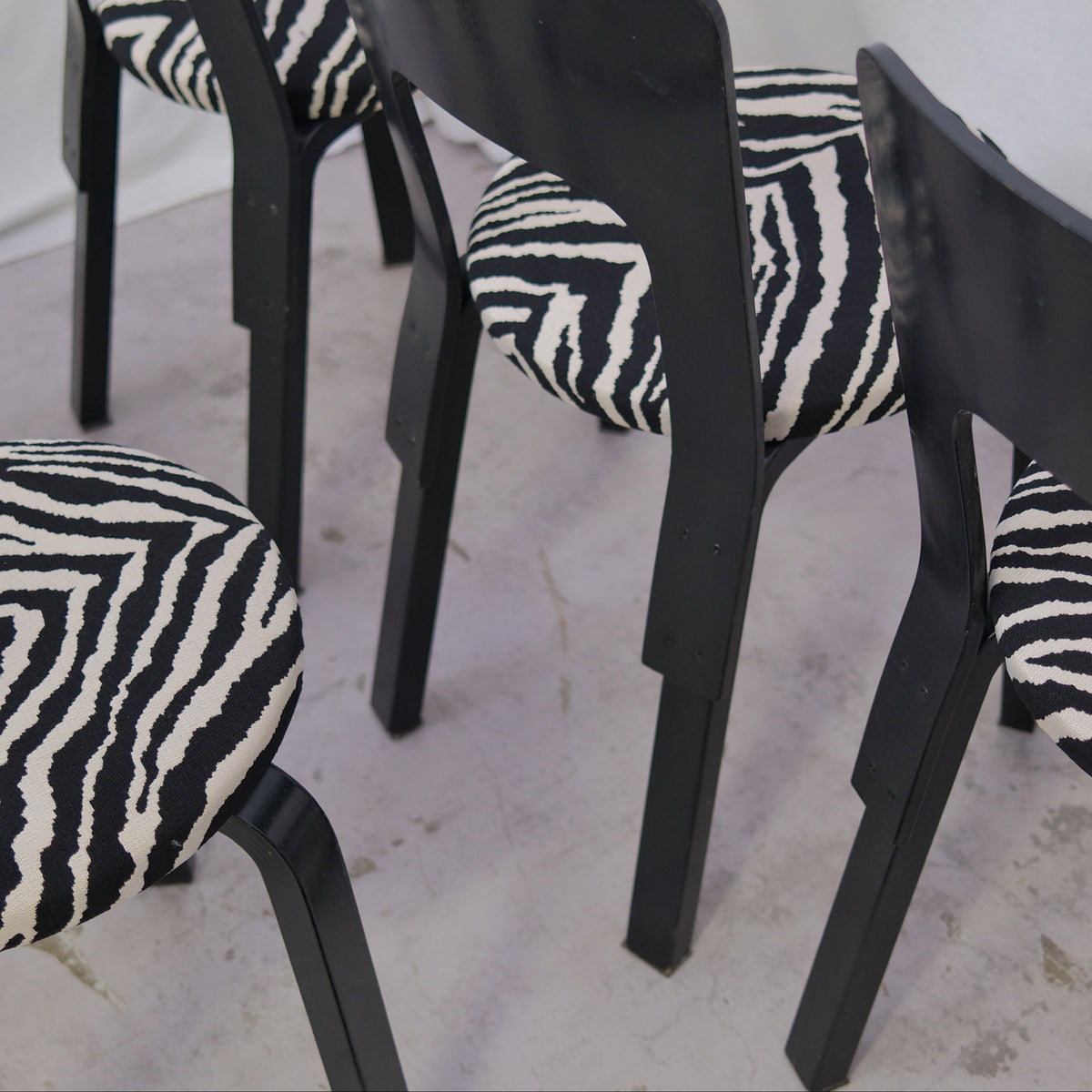 Alvar Aalto 66 -tuolit, musta, Zebra-verhoilu, 6 kpl