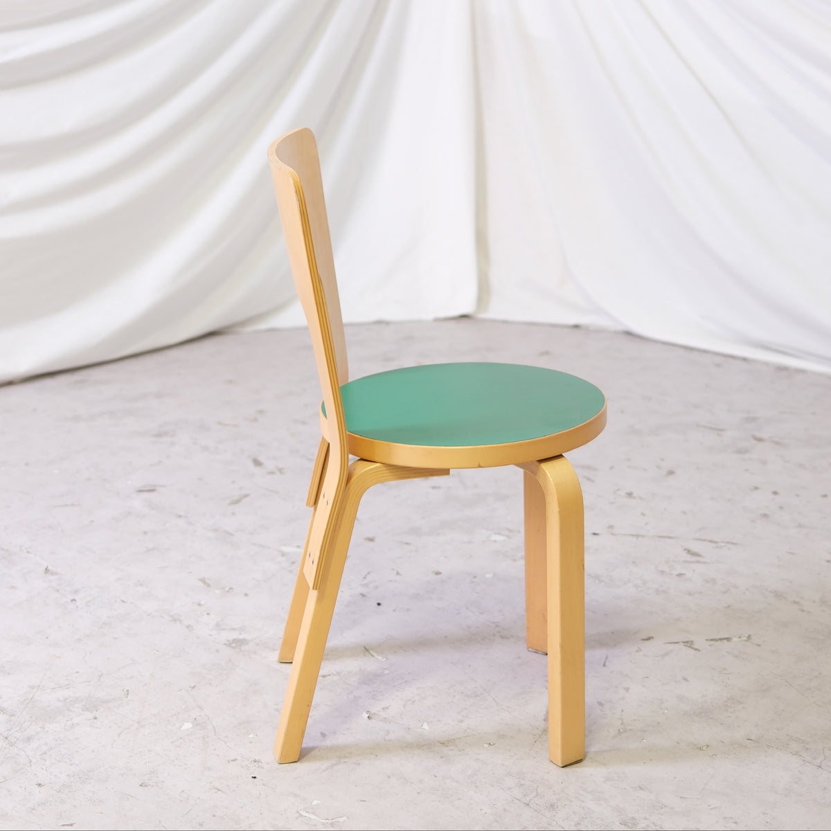 Alvar Aalto 66 -tuoli, vihreä linoleumi-istuin, 1998