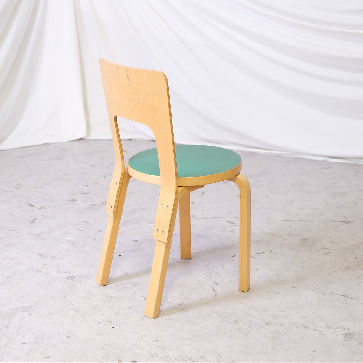 Alvar Aalto 66 -tuoli, vihreä linoleumi-istuin, 1998