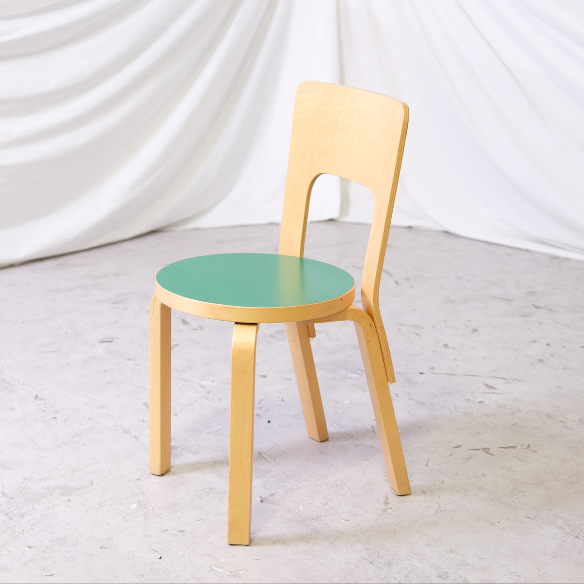 Alvar Aalto 66 -tuoli, vihreä linoleumi-istuin, 1998